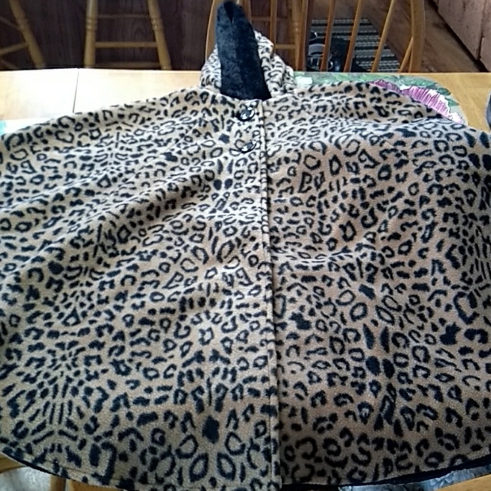 Leapard with black fur trim cape